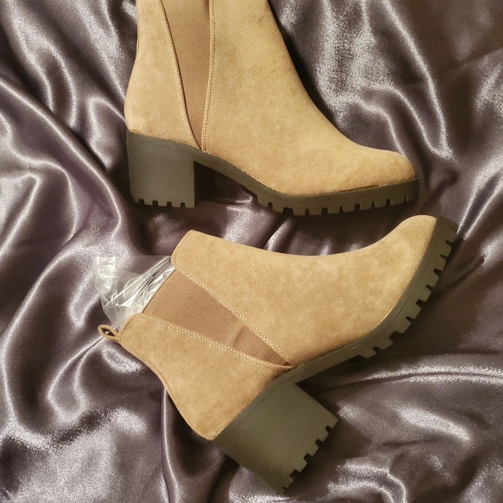 Desire Lace less Lug TAN  Combat Boot